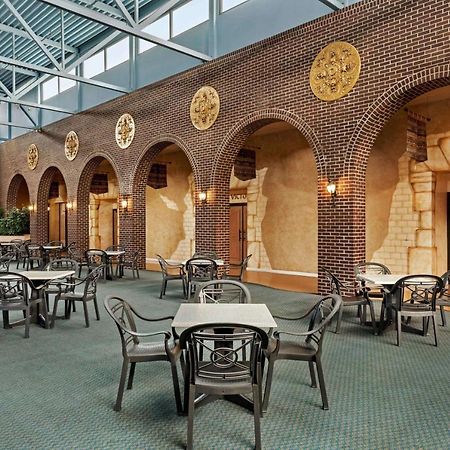 Ramada By Wyndham Fredericton Hotel Buitenkant foto