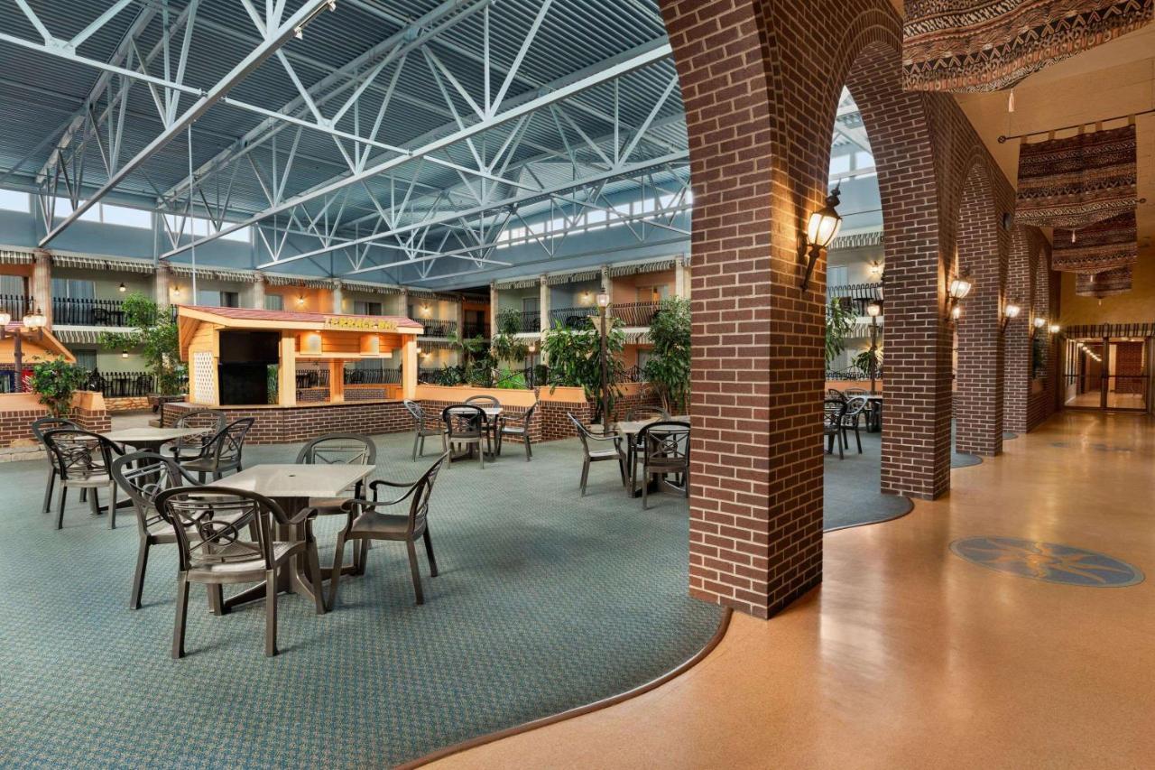 Ramada By Wyndham Fredericton Hotel Buitenkant foto
