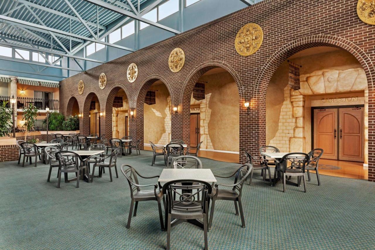 Ramada By Wyndham Fredericton Hotel Buitenkant foto