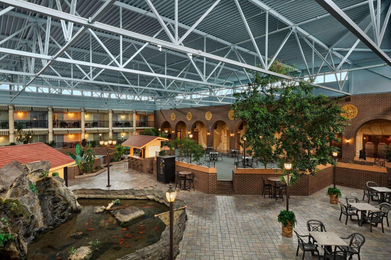 Ramada By Wyndham Fredericton Hotel Buitenkant foto