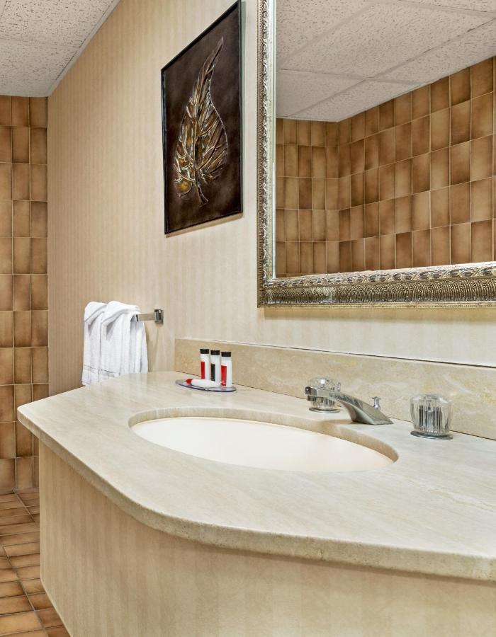 Ramada By Wyndham Fredericton Hotel Buitenkant foto