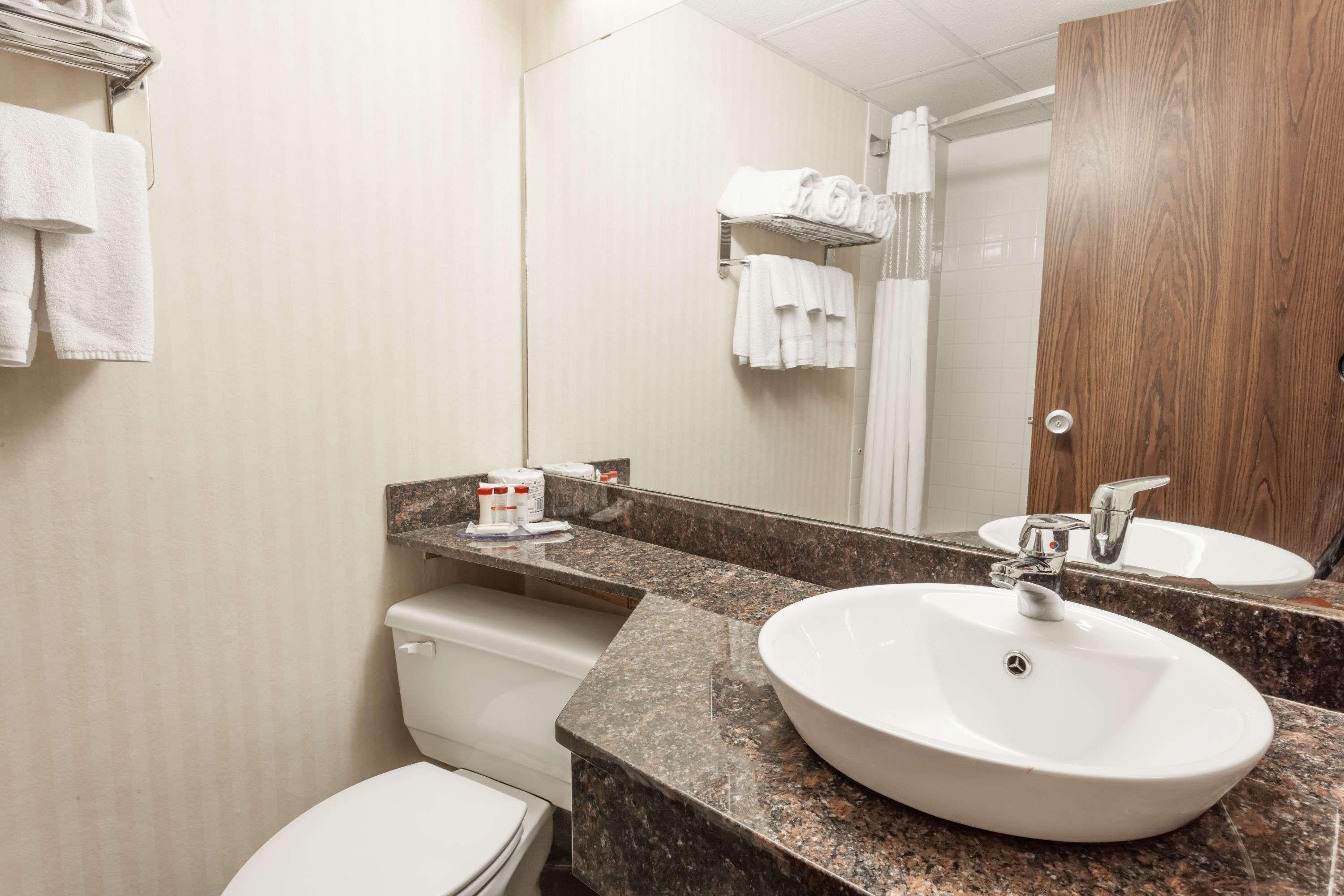 Ramada By Wyndham Fredericton Hotel Buitenkant foto