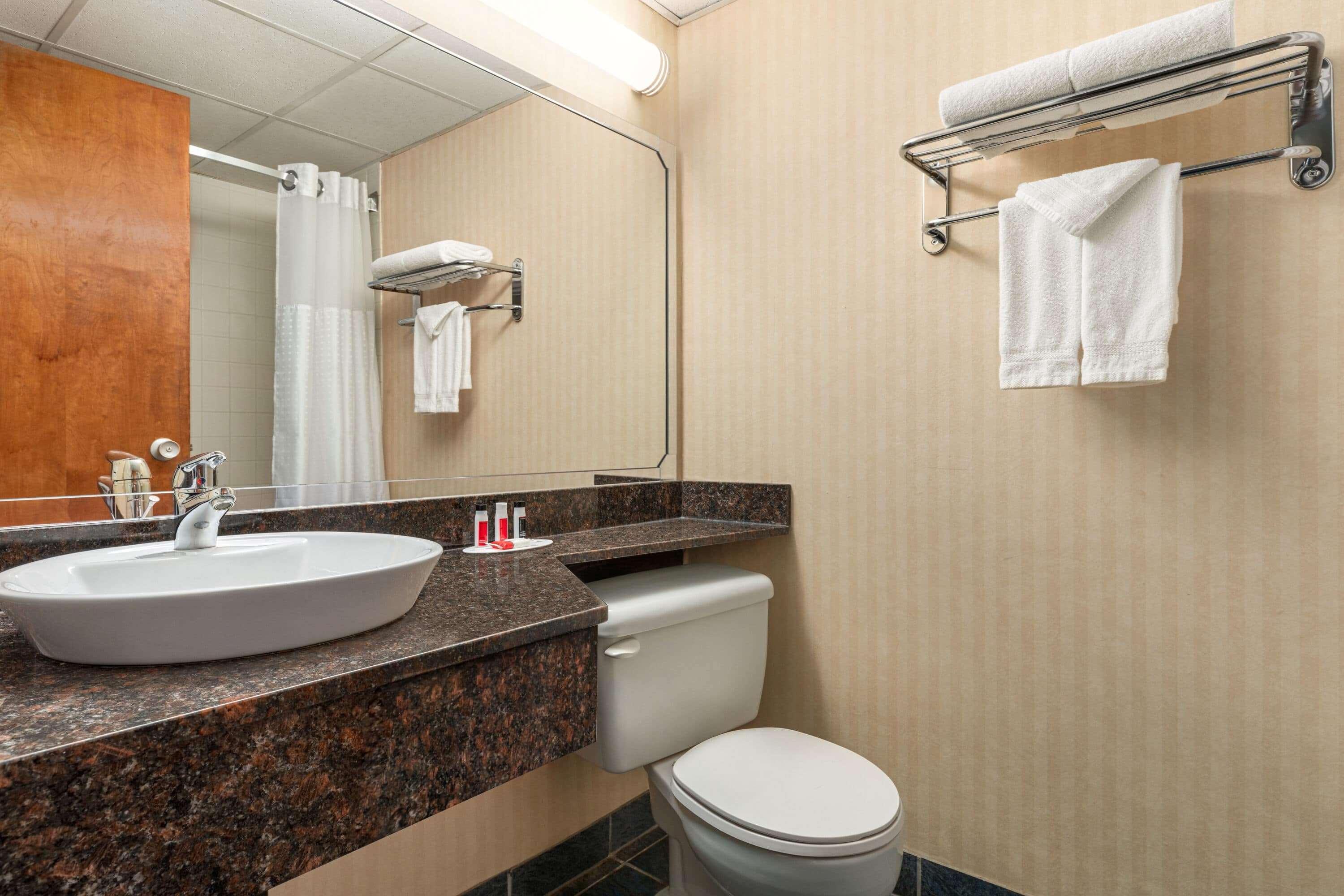 Ramada By Wyndham Fredericton Hotel Buitenkant foto