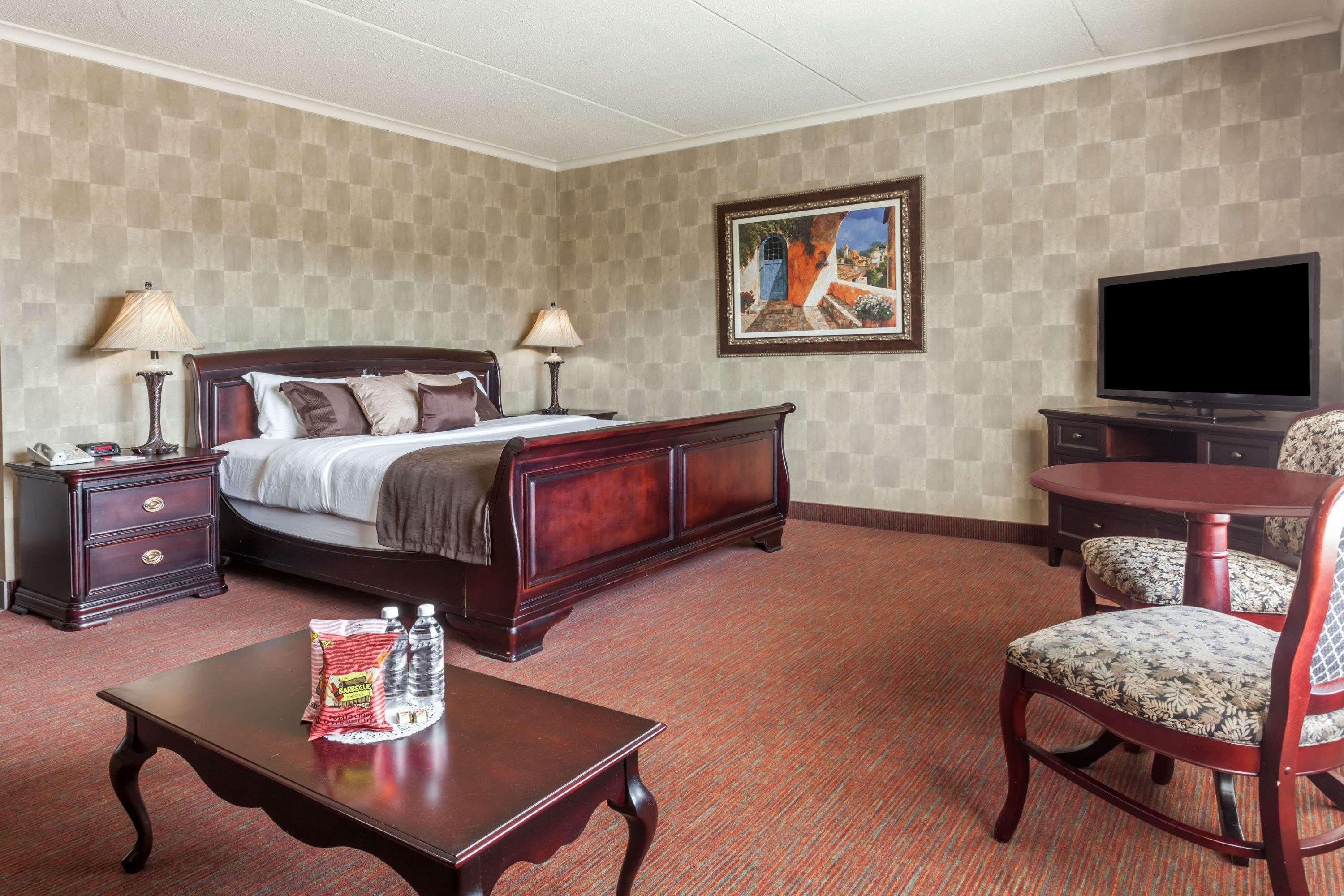 Ramada By Wyndham Fredericton Hotel Buitenkant foto