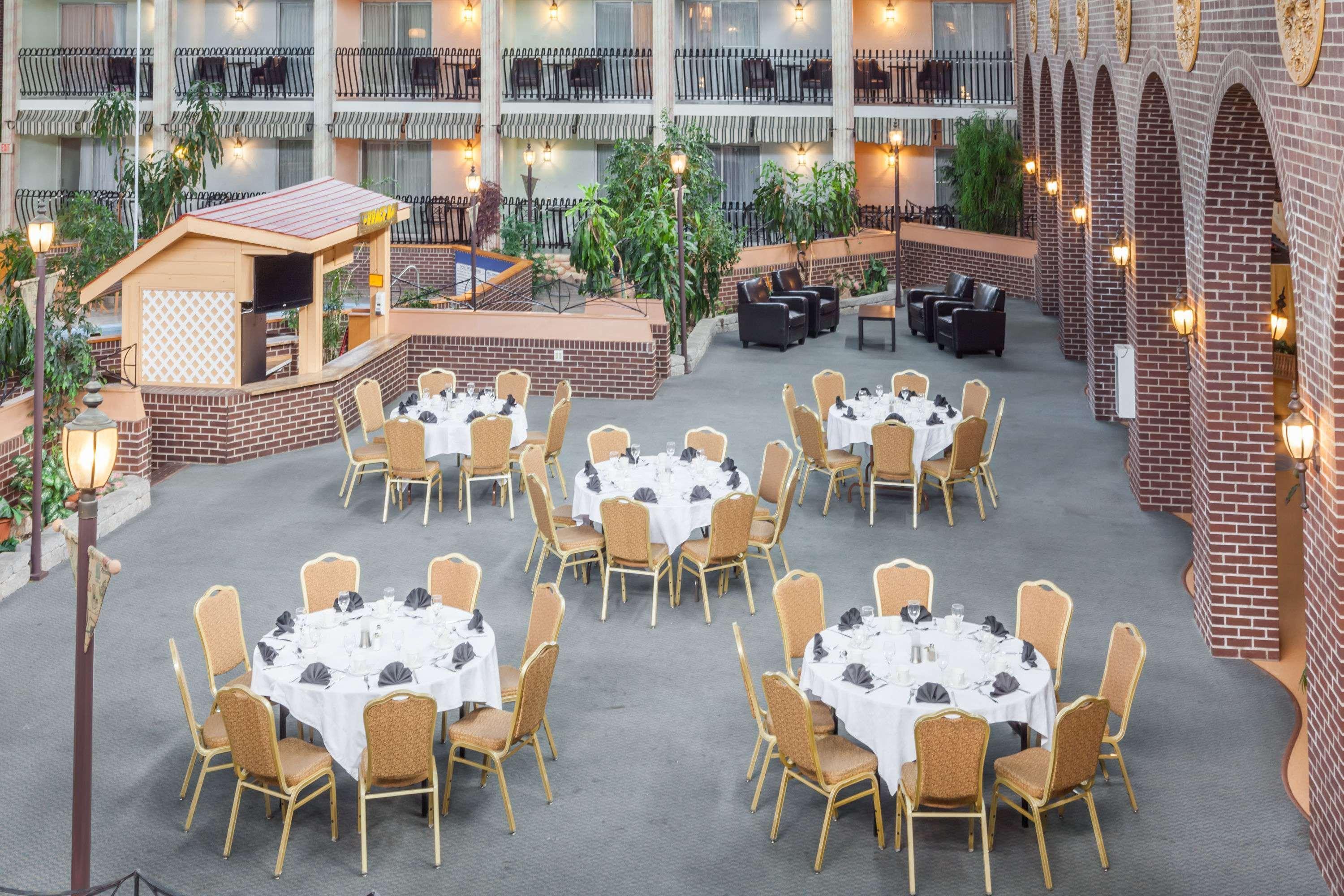 Ramada By Wyndham Fredericton Hotel Buitenkant foto