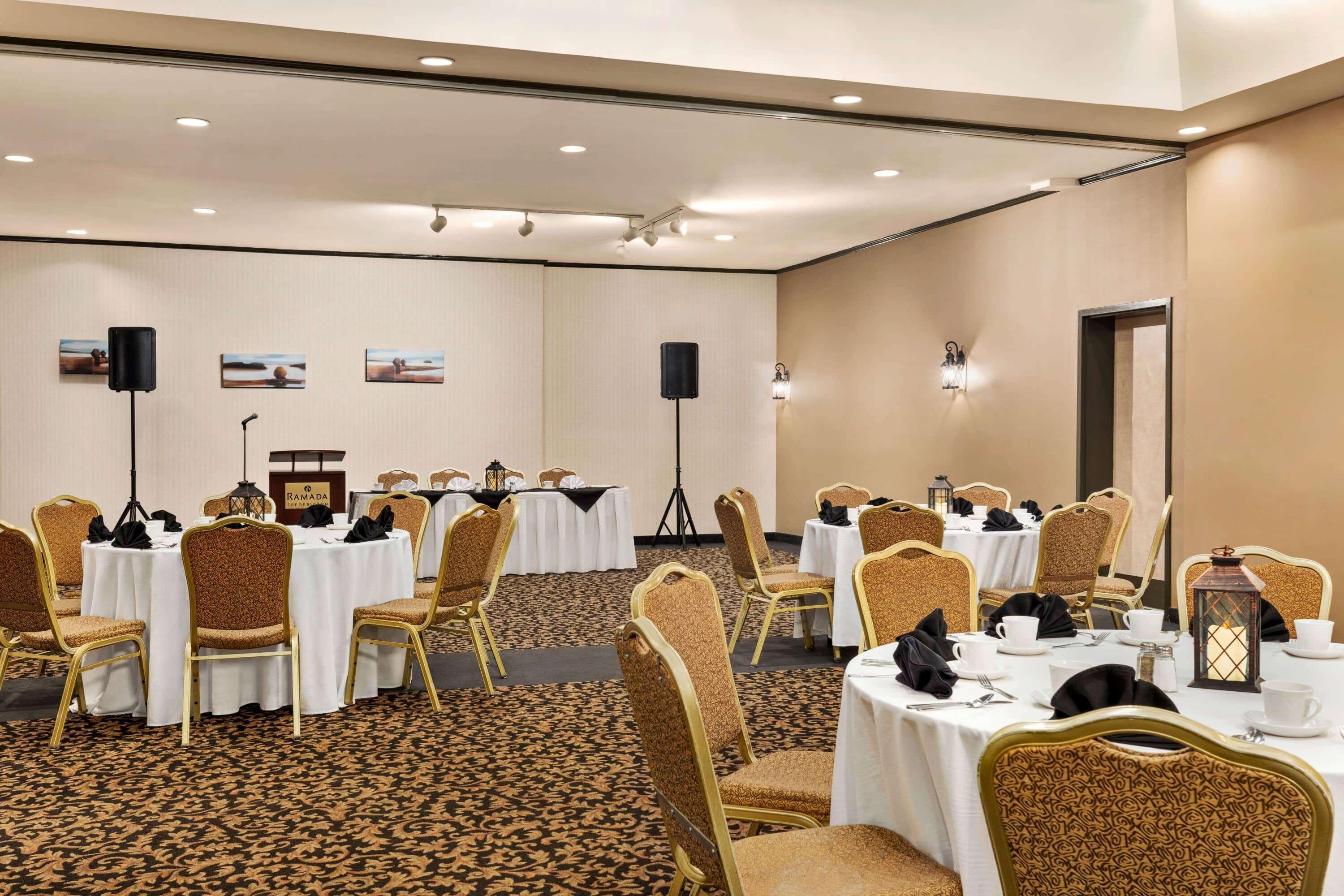 Ramada By Wyndham Fredericton Hotel Buitenkant foto
