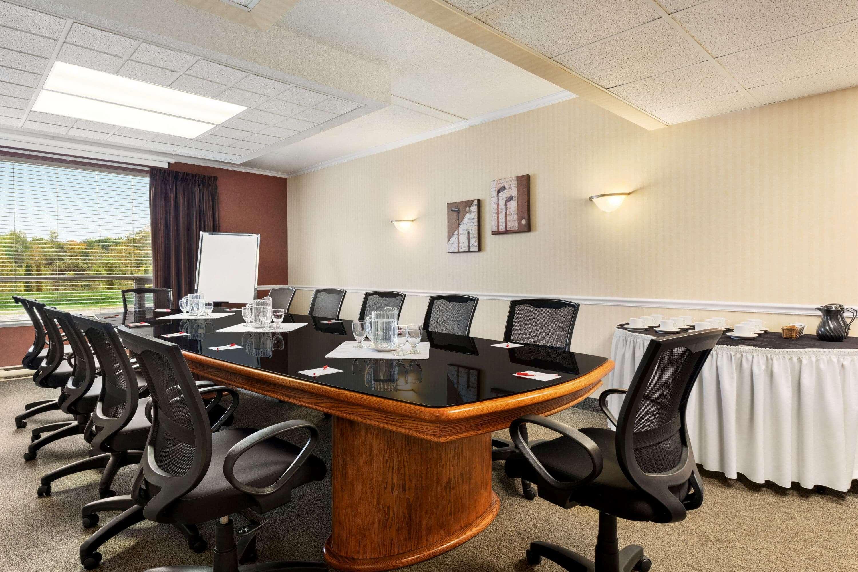 Ramada By Wyndham Fredericton Hotel Buitenkant foto