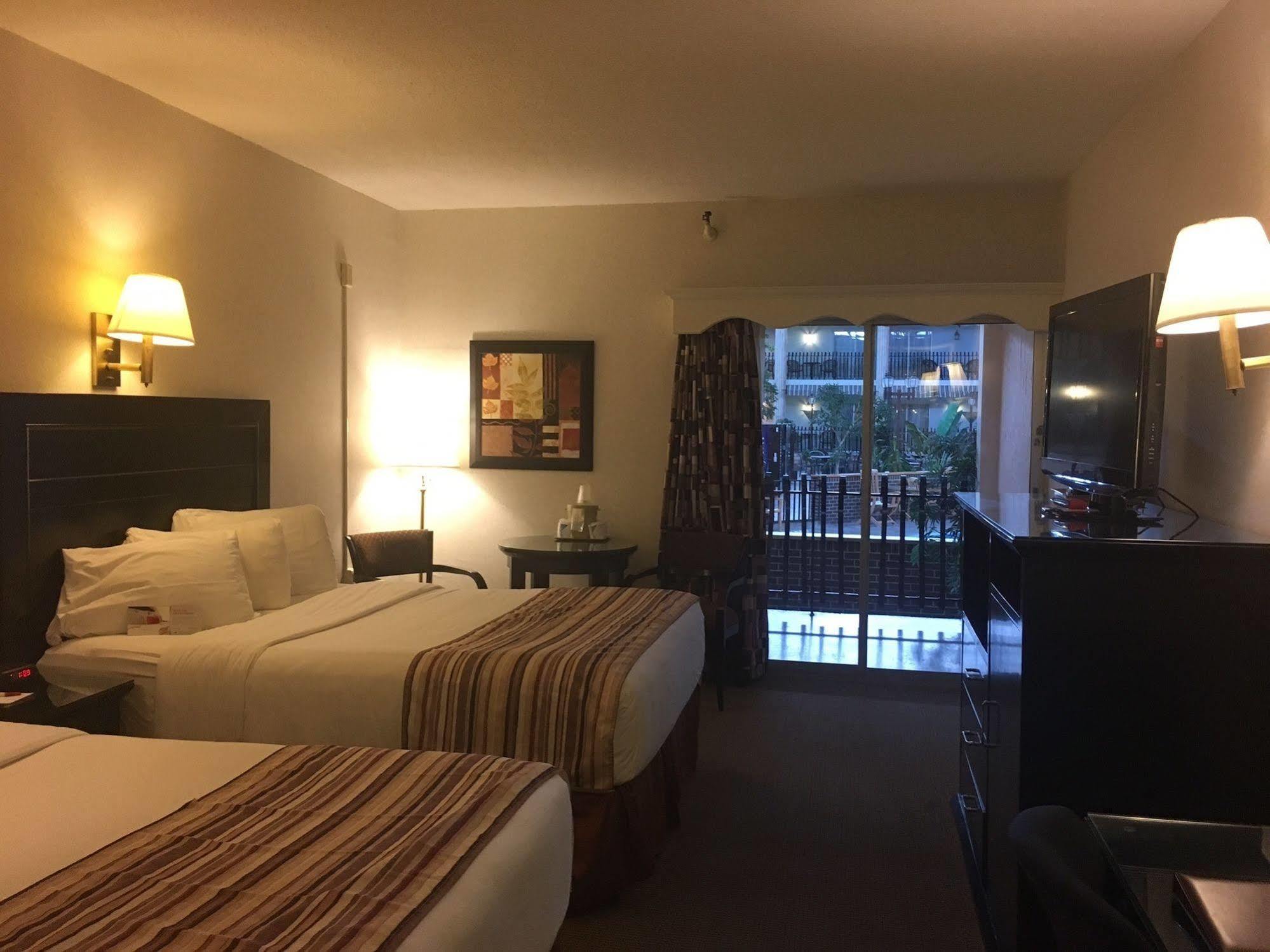 Ramada By Wyndham Fredericton Hotel Buitenkant foto
